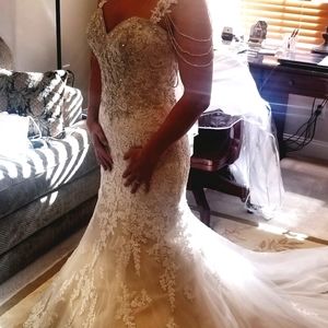 Used Essence of Australia D2267 Wedding Dress